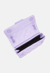 Vaaleanpunainen nahkainen kytkin, jossa on kudottu kuvio, läpätasku, ketjusomisteet ja kontrastivärinen musta sisusta.