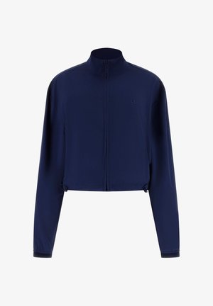 Granatowa krótka kurtka rozpinana na zamek z długimi rękawami, wysokim kołnierzem, elastycznymi mankietami i subtelnym logo "GUESS" na piersi.