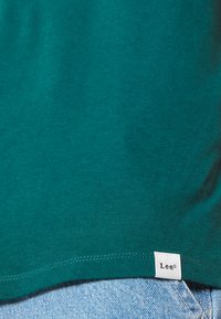 Lee SHAPED TEE - T-shirt básica - esmeralda