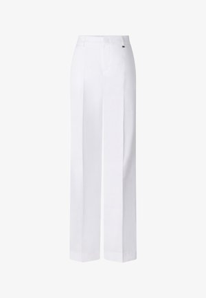 Białe spodnie z wysokim stanem o szerokich nogawkach i fałdzie z przodu, wyposażone w szlufki na pasek oraz ukryte zapięcie z przodu.