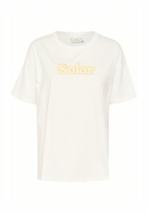 T-shirt en coton blanc à manches courtes et encolure ronde, avec le texte brodé en jaune "Solar" sur le devant. Design simple.