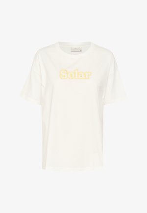 Valkoinen puuvillainen T-paita lyhyillä hihoilla ja pyöreällä kaula-aukolla, jossa on etupuolella keltainen brodeerattu teksti "Solar". Yksinkertainen muotoilu.