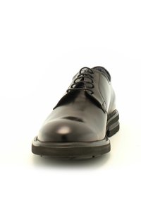 Chaussure oxford en cuir noir avec une surface lisse, un bout arrondi et six œillets pour les lacets. Dotée d'une semelle en caoutchouc noir texturé.