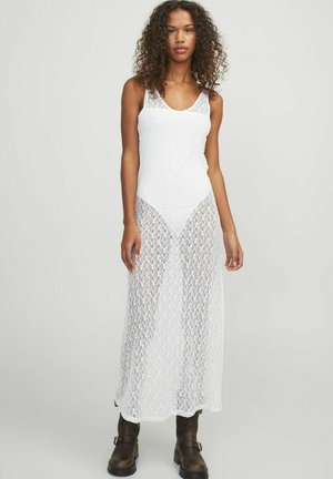 Vestido maxi blanco sin mangas hecho de encaje con un diseño estampado, que presenta un cuerpo ajustado y una parte inferior fluida y translúcida.