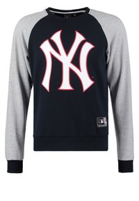 Sweat-shirt à manches longues bleu marine et gris avec un grand logo NY blanc et rouge en contour sur la poitrine et un patch MLB près de l'ourlet.