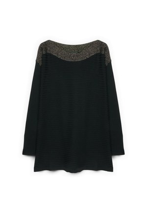 Černý svetr s dlouhým rukávem a širokým kovově bronzovým pleteným límcem a jemnou horizontální žebrovanou strukturou po celém svetr.