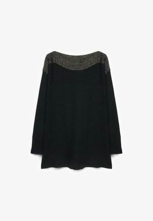 Jersey negro de manga larga con un amplio cuello de punto metálico bronce y una sutil textura acanalada horizontal en toda la prenda.