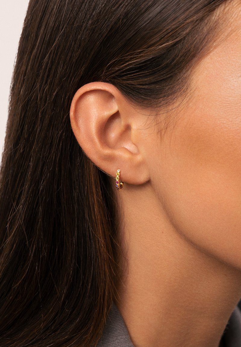 Boucles d'oreilles en or en forme de rond, ornées de pierres multicolores disposées en dégradé. Design élégant et texture lisse. Convient à diverses occasions.