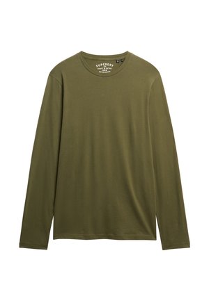 Olijfgroen T-shirt met lange mouwen en een ronde hals, met een minimalistisch ontwerp en het label Superdry, plat neergelegd op een witte achtergrond.