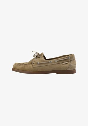Bateau en suède beige avec un bout rond, un laçage en cuir, des œillets métalliques et une semelle en caoutchouc marron. Design simple, adapté à un usage décontracté.