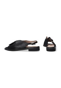 Schwarze Slingback-Schuhe mit einer weichen, strukturierten Oberfläche, runder Zehenpartie, minimaler Nahtführung und niedrigem Blockabsatz.