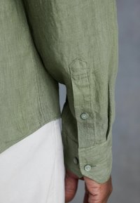 Next SIGNATURE BAIRD MCNUTT IRISH TRIMMED REGULAR FIT SINGLE CUFF - Vapaa-ajan kauluspaita - olive green