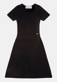 Schwarzes kurzärmliges Kleid aus dehnbarem Stoff, mit einem figurbetonten Oberteil und einem ausgestellten Rock. Enthält ein kleines silbernes Logodetail an der Taille.