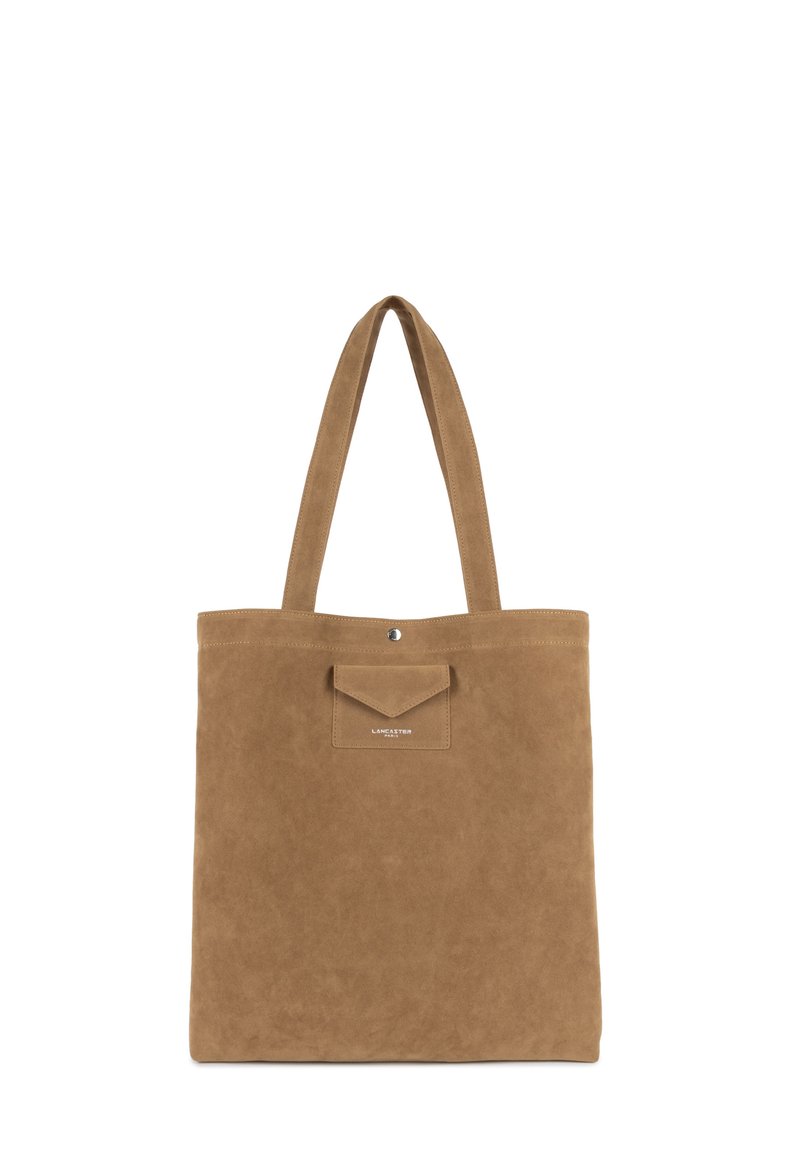 Borsa a tracolla in suede marrone con due manici, caratterizzata da una tasca frontale con patta e chiusura a scatto, e un design minimalista.