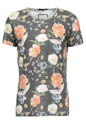 Grå t-shirt med korteærmer med mønster af orange, hvide og blå blomster, hvide fugle og rødhvide stribede slanger.