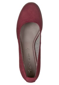 Ballerine en daim bordeaux avec un bout arrondi, des accents élastiques sur les côtés et une semelle intérieure beige lisse avec un logo embossé.