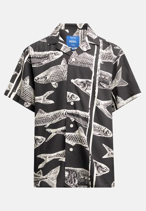 Czarna koszula z krótkim rękawem i zapięciem na guziki, z białym wzorem ryb, płaskim kołnierzykiem, gładką fakturą i regularnym krojem.