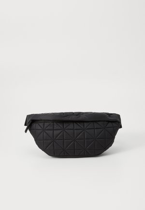 Svart quilted veske med en myk, polstret tekstur og vinklet diamantmønster, med en buet silhuett og glidelås i lukking.