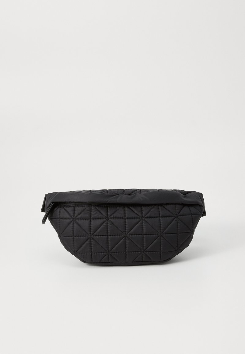 Borsa nera trapuntata con una texture morbida e imbottita e un motivo a diamante angolare, dalla silhouette curvata e chiusura con cerniera.