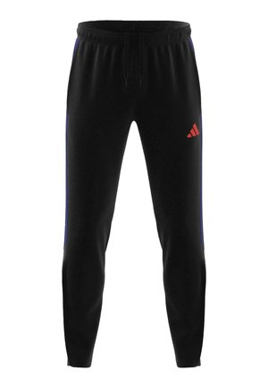 Pantaloni sportivi neri con vita elastica, coulisse, gambe affusolate, strisce laterali blu e piccolo logo Adidas rosso sulla coscia destra.