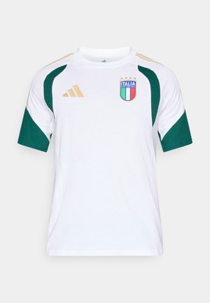 Biela športová košeľa s krátkym rukávom so zelenými detailmi, s modro-červeným logom "ITALIA" a štyrmi zlatými hviezdami, a zlatými pruhmi na ramenách.