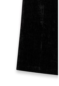 Tessuto di velluto nero con una texture liscia, caratterizzato da una leggera brillantezza e sottili variazioni di colore. Forma rettangolare con bordi puliti.