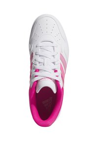 Vita sneakers med rosa accenter, med tre striper design, perforerat tånät, vadderad krage och vita snören på ett textilfoder.