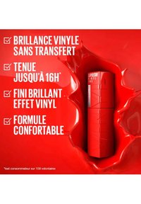Tube de rouge à lèvres cylindrique rouge étiqueté "Superstay Vinyl Ink." Texte en gras blanc décrivant les caractéristiques sur un fond rouge vibrant.