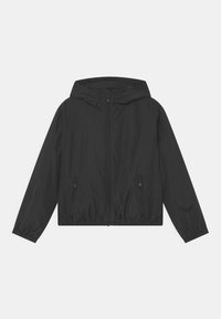 Lättvikts svart jacka med huva, som har en frampanel med dragkedja och två sidofickor, tillverkad av ett glatt, vattenavvisande material.