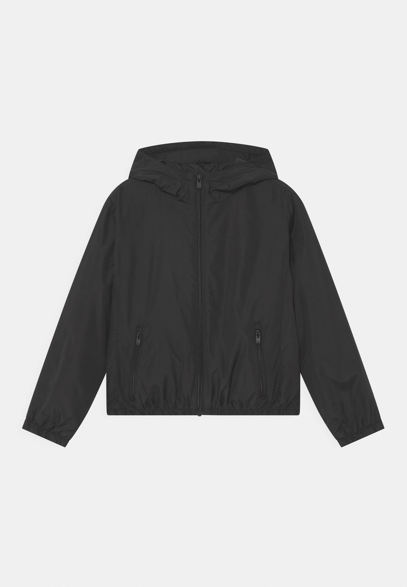 Lättvikts svart jacka med huva, som har en frampanel med dragkedja och två sidofickor, tillverkad av ett glatt, vattenavvisande material.