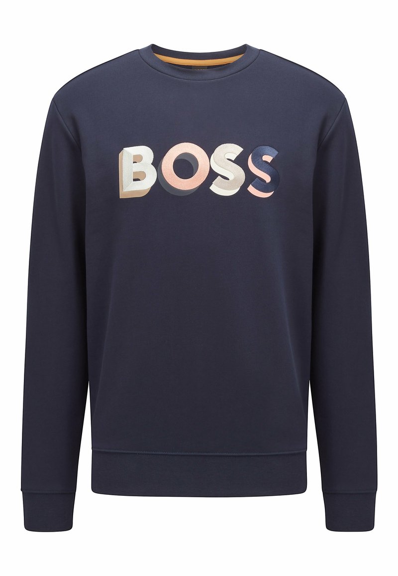 Sweatshirt bleu marine avec des lettres 3D colorées et audacieuses épelant "BOSS" sur la poitrine, comportant des manches longues et un col rond.