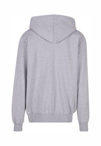 Grå fleecehettegenser med snorhette, lange ermer, ribbestrikkede mansjetter og underkant. Glatt tekstur uten synlige mønstre eller trykk.