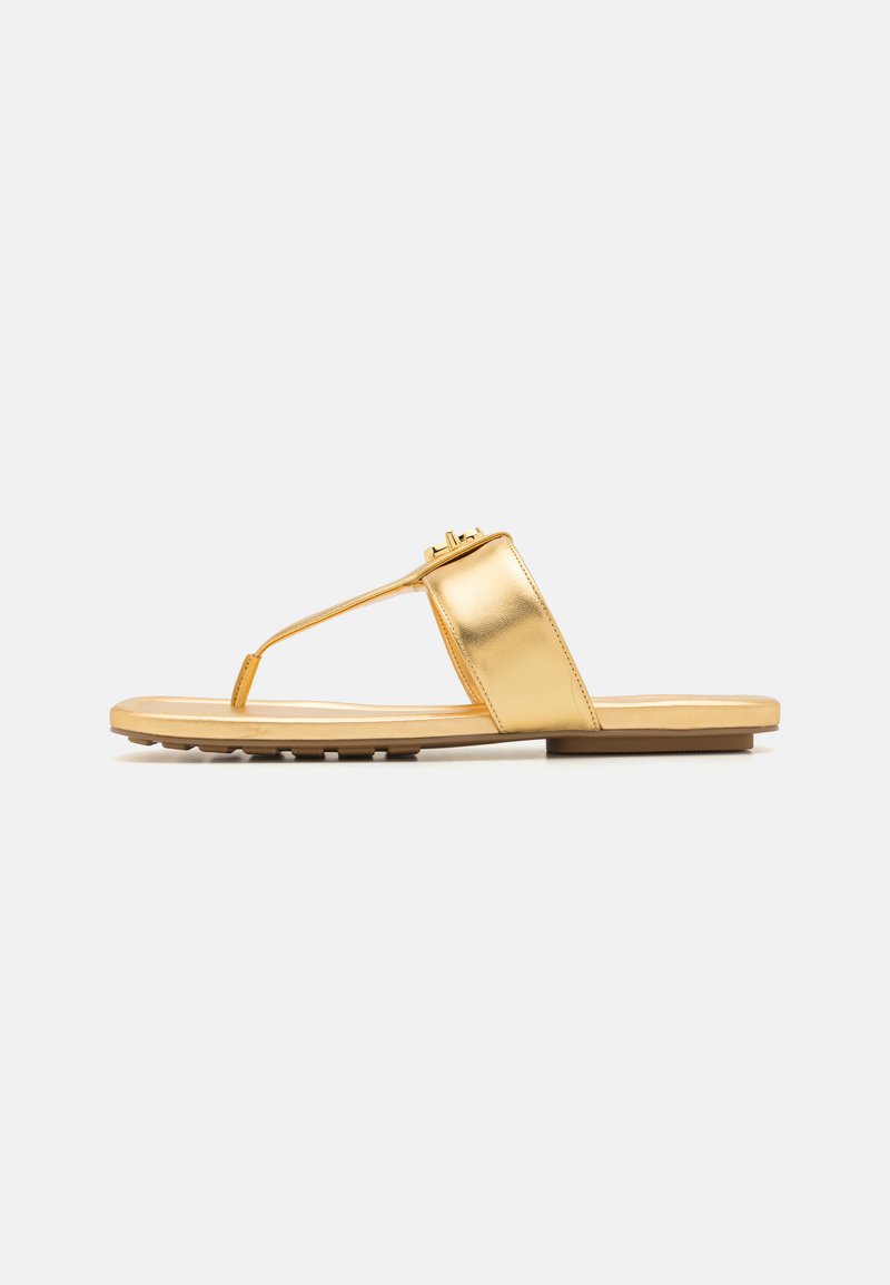 Sandale plată aurii cu un finisaj metalic, cu un design tip T-strap și o talpă căptușită pentru confort. Textură netedă cu detalii minime.
