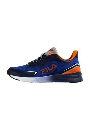 Chaussure de sport bleue avec une tige en mesh respirant, des accents orange, une languette grise, des lacets noirs et une semelle intermédiaire blanche ; arborant le logo Fila.
