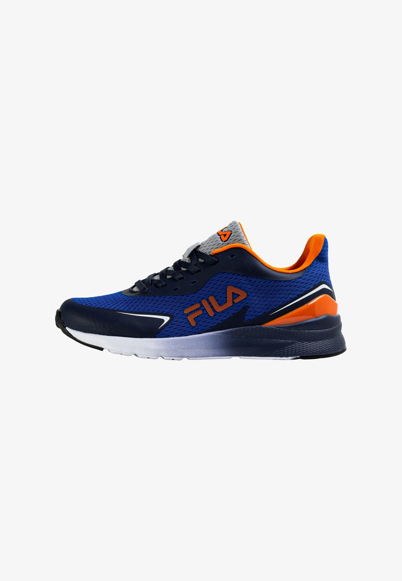 Chaussure de sport bleue avec une tige en mesh respirant, des accents orange, une languette grise, des lacets noirs et une semelle intermédiaire blanche ; arborant le logo Fila.