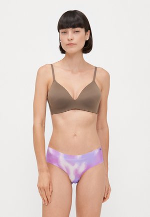 Bra in Braun mit Polsterung und verstellbaren Trägern; kombiniert mit einem pinken und lila Batik-Brief. Glatte Textur, nahtloses Design und keine sichtbaren Beschläge.