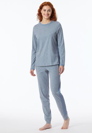 Conjunto de loungewear de color azul claro, hecho de tela suave. Camiseta de manga larga con cuello redondo, pantalones ajustados a juego con puños acanalados en los tobillos.