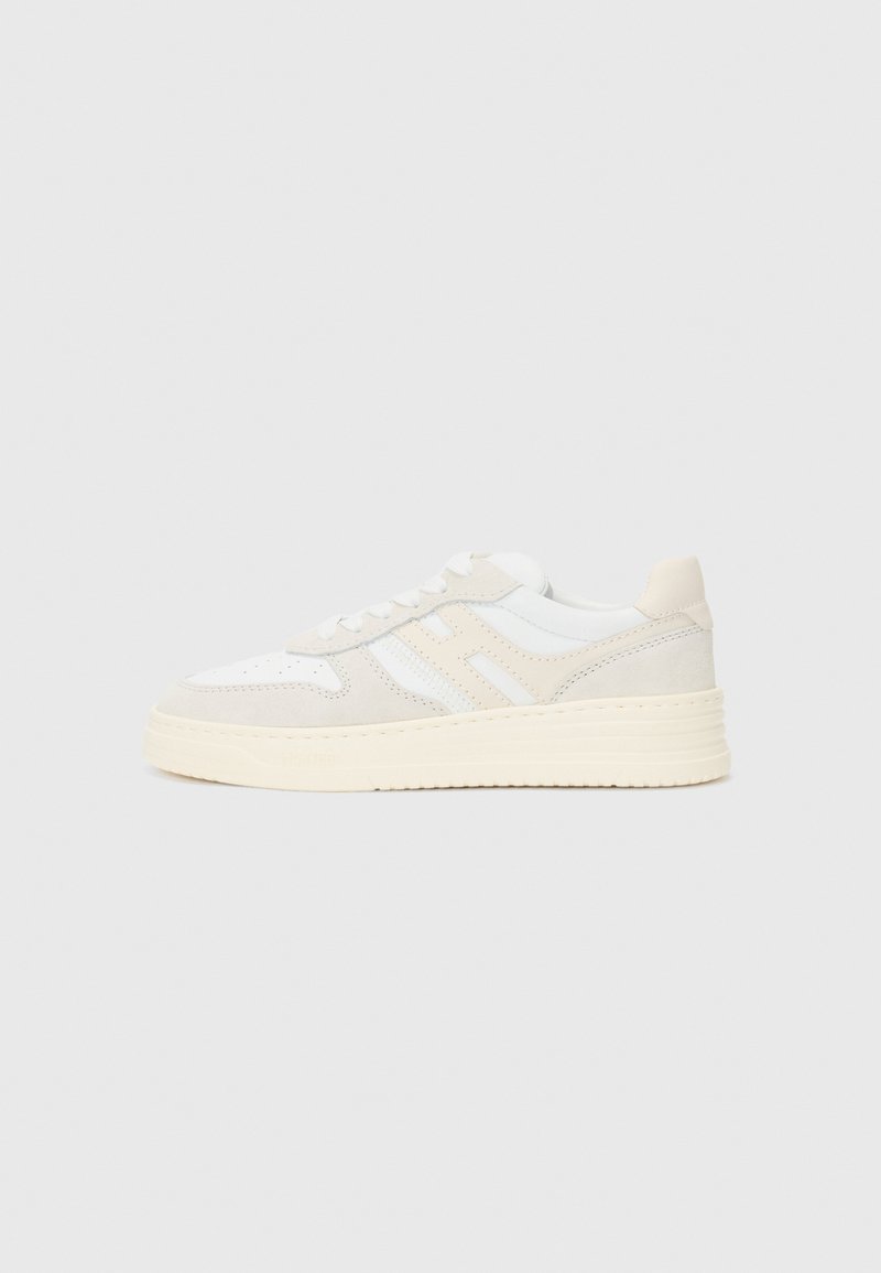 Sneaker alb și bej, cu un superior din piele netedă, accente din suede texturat și o talpă din cauciuc groasă, cu striații. Închidere cu șireturi.