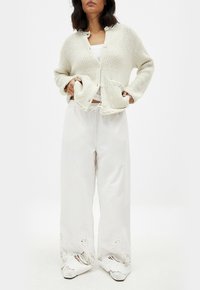 NA-KD - MID WAIST BRODERIE ANGLAISE  - Trousers - white Thumbnail Image 1