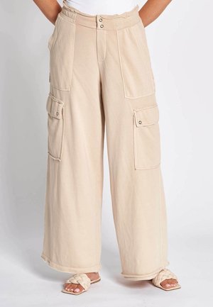 Beige wide-leg cargo pants with two front pockets and side pockets, featuring a high waistband with two snap buttons. Lightweight fabric.