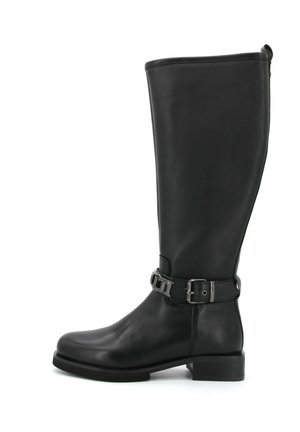 Stivale nero in pelle alta fino al ginocchio con punta arrotondata, tacco piatto e cinturino decorativo con dettagli in argento intorno alla caviglia.
