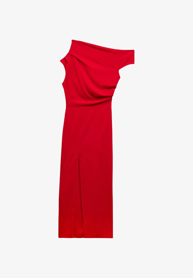 Robe rouge avec un design décolleté, un corsage drapé et une fente sur le côté. Fabriquée en un tissu lisse avec une coupe près du corps.