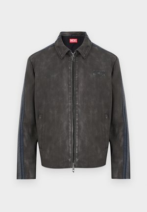 Fekete műbőr dzseki elülső cipzárral, két oldalzsebbel, gallérral és finom sötétkék csíkokkal az ujjak mentén.