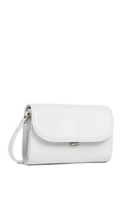 Pochette en cuir blanc avec une texture lisse, rabat pliable et ferrures en argent. Comprend une bandoulière réglable pour un transport pratique.