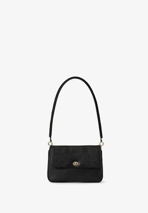 Bolso cruzado de piel texturizada negra con forma rectangular, solapa plegable, herrajes en tono dorado y una delgada correa para el hombro.