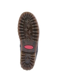 Suela de bota de goma negra con un patrón de  tread multidireccional profundo, destacando un acento rojo en la entresuela y una superficie texturizada y duradera.