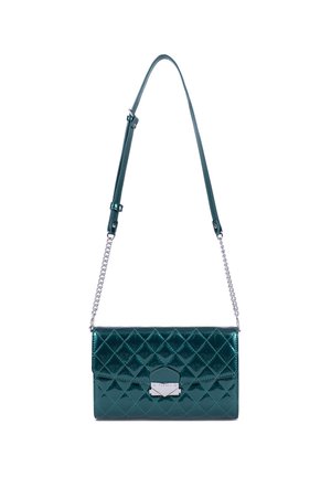 Sac bandoulière en cuir matelassé brillant vert foncé avec détails en chaîne argentée et sangle en cuir réglable, rabat avant avec fermoir argenté.