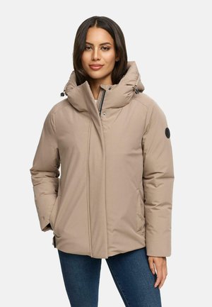 Beige gewatteerde jas met een hoge kraag, ritssluiting en drukknoopsluiting. Voorzien van zijzakken en een zwart rond logo op de mouw.
