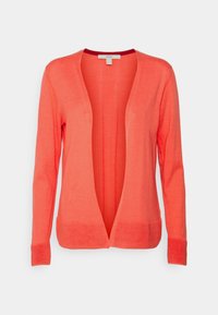 Korallfärgad cardigan i mjukt tyg, öppen framsida, långa ärmar, ribbade muddar och fåll, med en jämn textur.