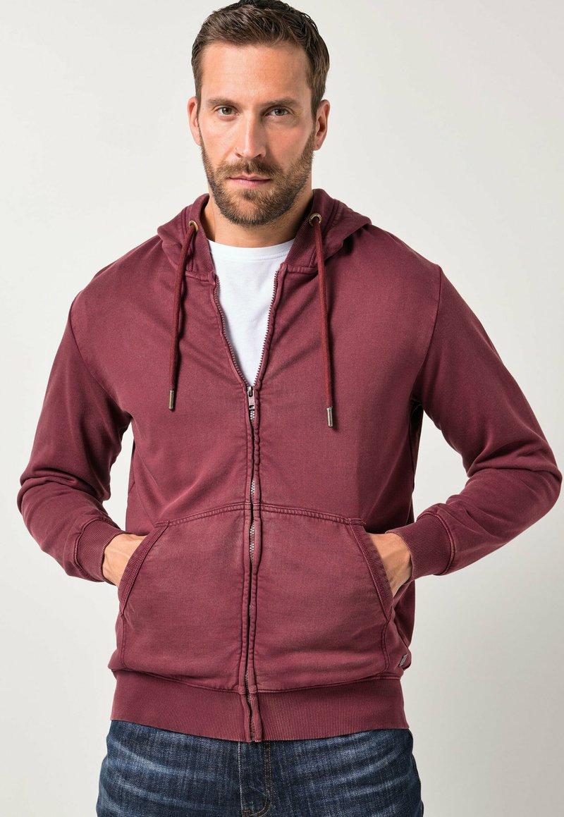 Sudadera burdeos con cremallera, capucha con cordón, bolsillos delanteros y puños acanalados. Confeccionada con un tejido suave y un ajuste casual y relajado.